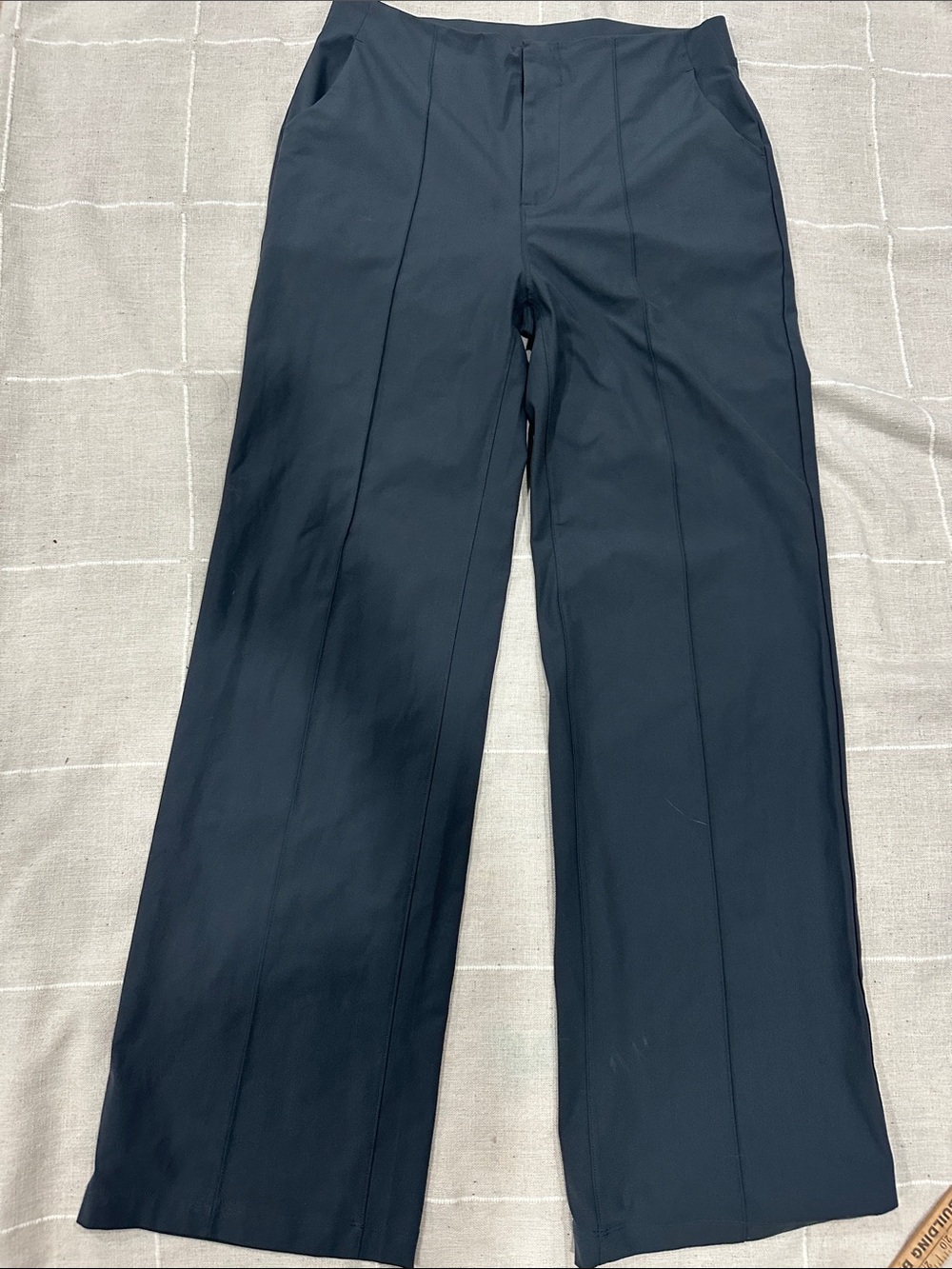 Vuori women Dress Pants in Dark Navy